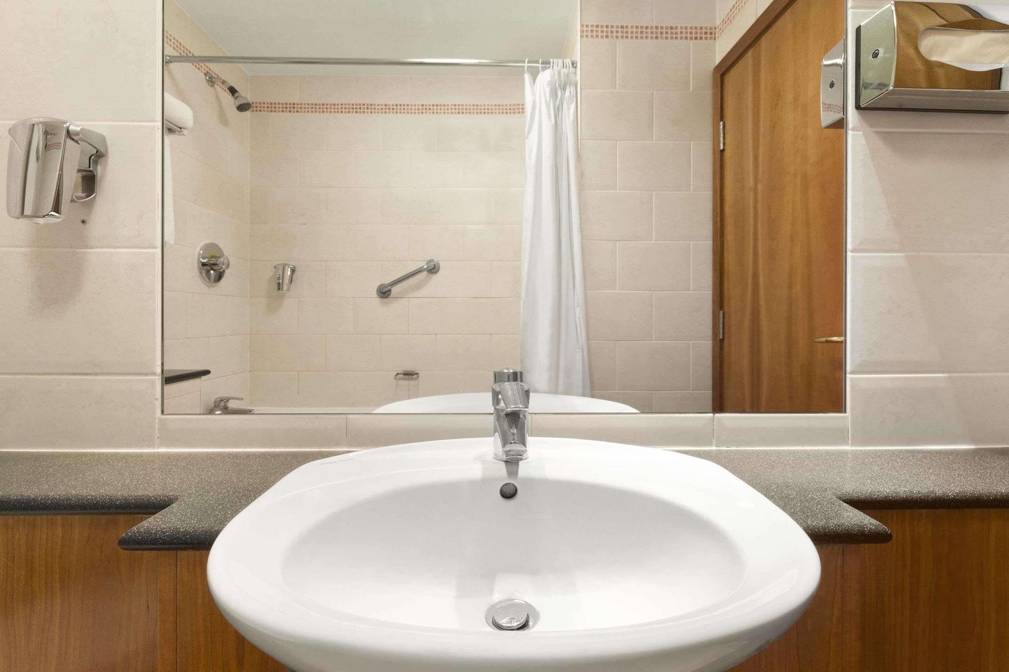 Hotel Savera South